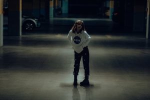 Barrel Jeans: The Silhouette Dominating 2025